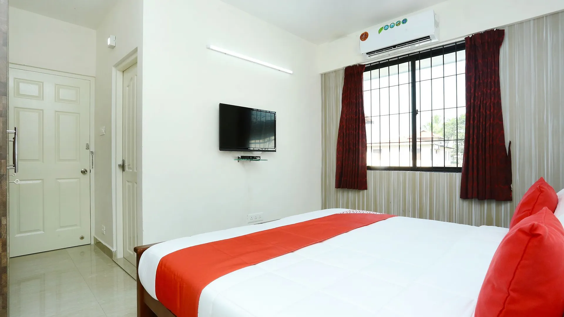 *** Hotel Oyo 46 Silverkey Kakkanad Kochi India